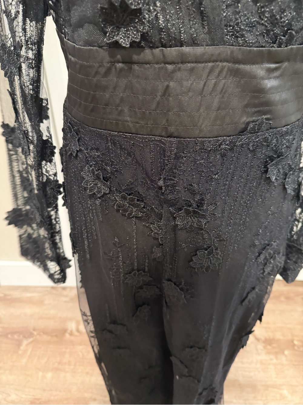 Lulu's, NWT Floral 3d Black Lace V-Neck Long-Sleeve Jumpsuit, Size L - Picture 5 of 16
